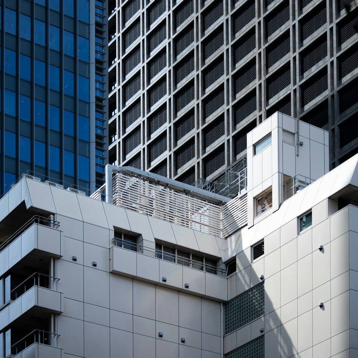a tall building with a white roof and a sky scraper